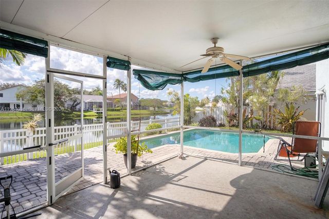 13930 Oak Ridge Dr, Davie, FL 33325