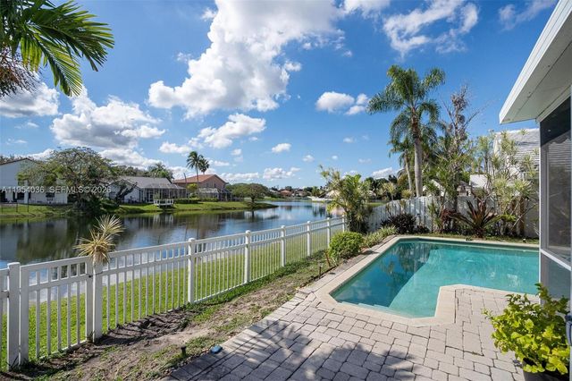 13930 Oak Ridge Dr, Davie, FL 33325