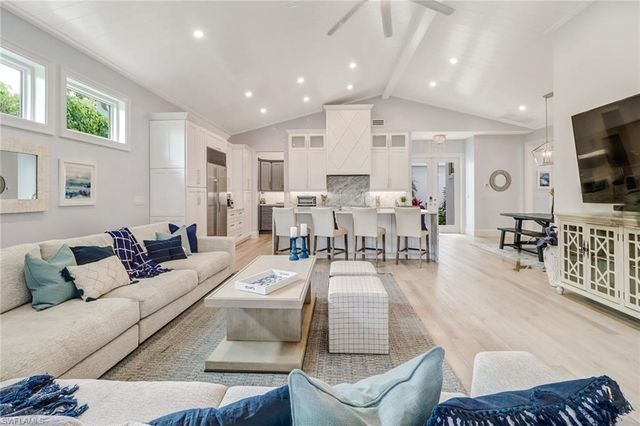 5130 Alpha CT, Naples, FL 34105