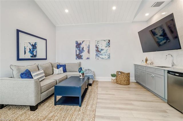 5130 Alpha CT, Naples, FL 34105