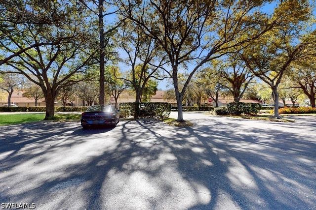 350 Robin Hood CIR 202, Naples, FL 34104