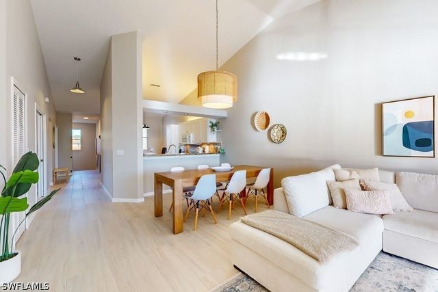 350 Robin Hood CIR 202, Naples, FL 34104
