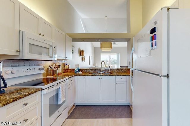 350 Robin Hood CIR 202, Naples, FL 34104