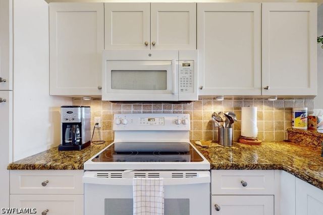 350 Robin Hood CIR 202, Naples, FL 34104