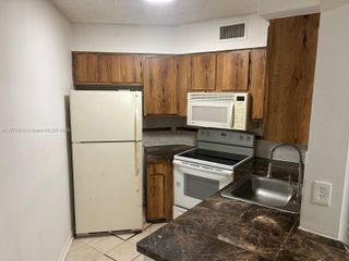 210 Lake Pointe Dr 201, Oakland Park, FL 33309