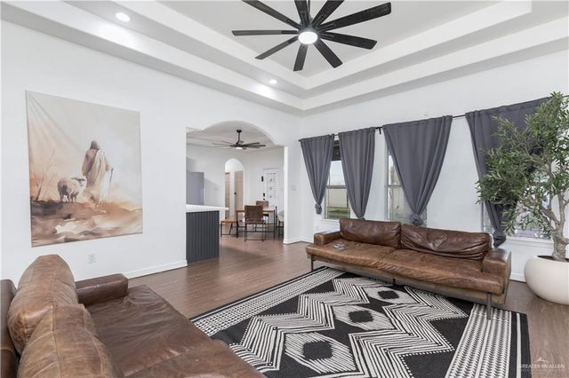 107 E Esperanza Avenue, Mission, TX 78574