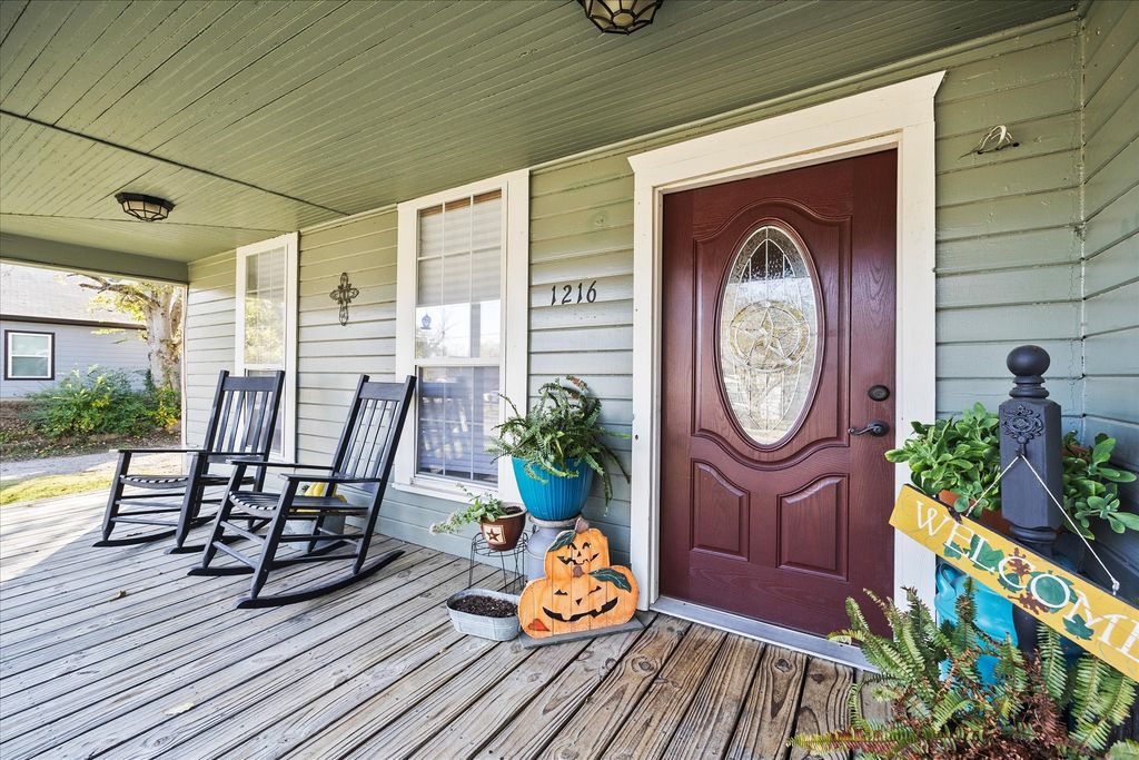 1216 Wesley Street, Greenville, TX 75401