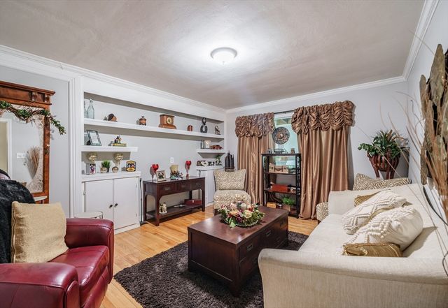 27 Overlook Dr, Springfield, MA 01118