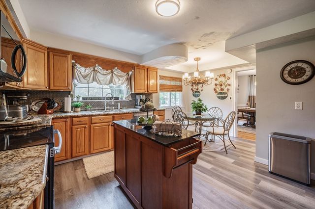 27 Overlook Dr, Springfield, MA 01118