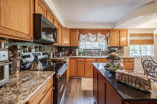 27 Overlook Dr, Springfield, MA 01118
