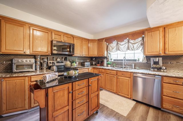 27 Overlook Dr, Springfield, MA 01118