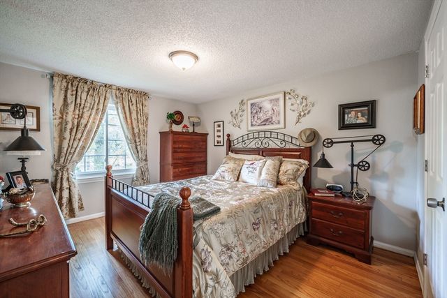 27 Overlook Dr, Springfield, MA 01118