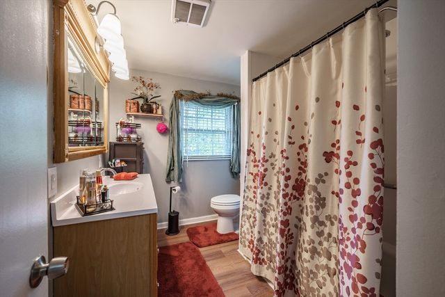 27 Overlook Dr, Springfield, MA 01118
