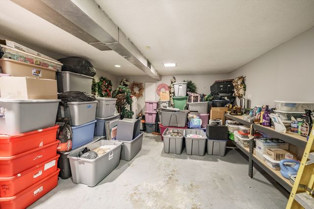 27 Overlook Dr, Springfield, MA 01118