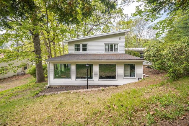 27 Overlook Dr, Springfield, MA 01118