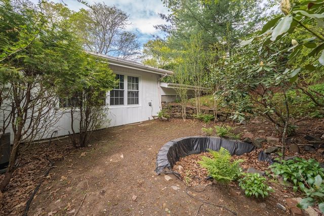 27 Overlook Dr, Springfield, MA 01118