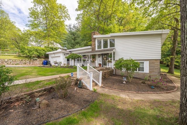 27 Overlook Dr, Springfield, MA 01118