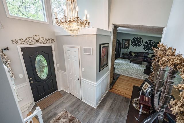 27 Overlook Dr, Springfield, MA 01118