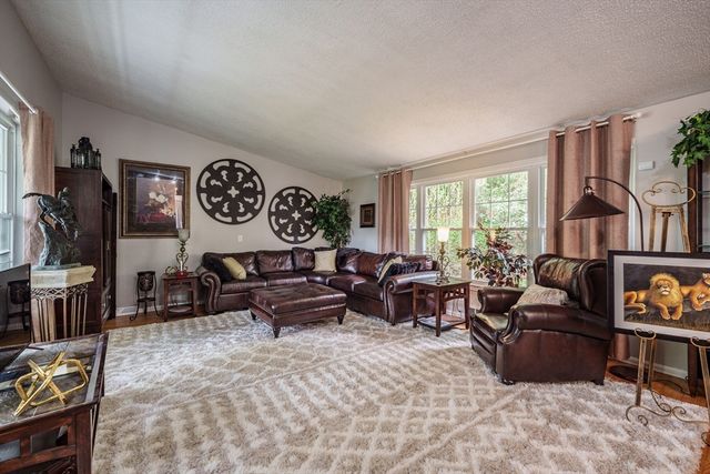 27 Overlook Dr, Springfield, MA 01118