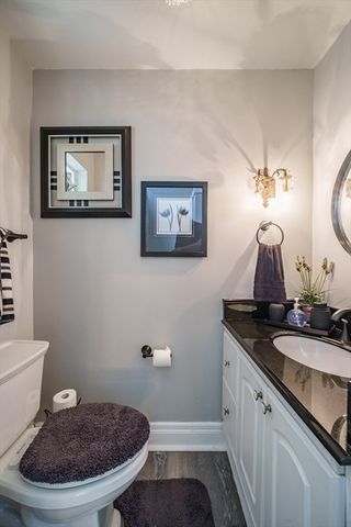 27 Overlook Dr, Springfield, MA 01118