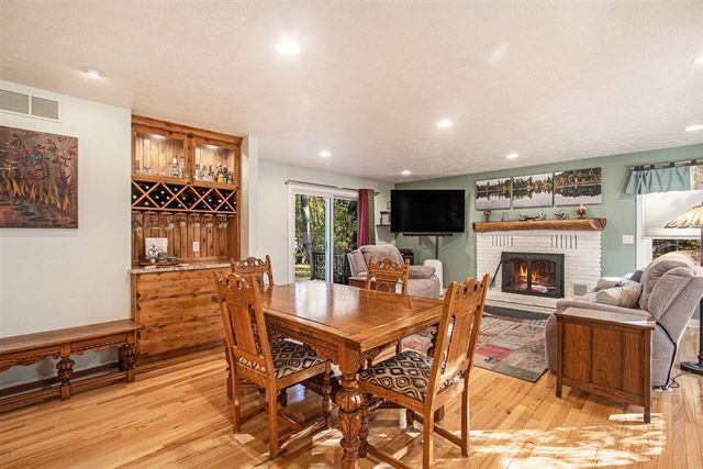 89 S Division Avenue, Holland, MI 49424