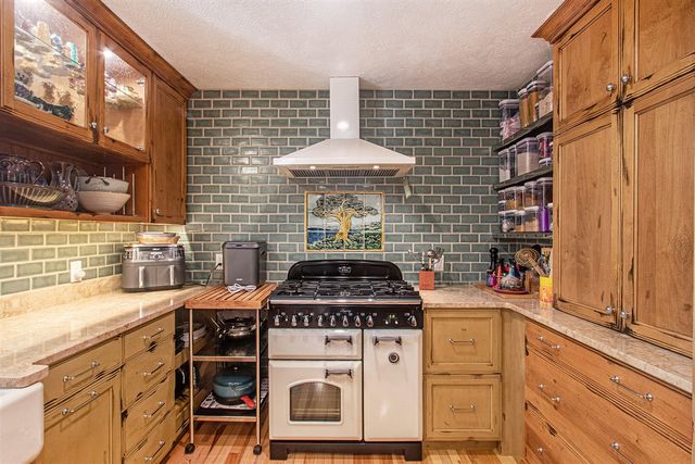 89 S Division Avenue, Holland, MI 49424