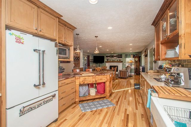 89 S Division Avenue, Holland, MI 49424