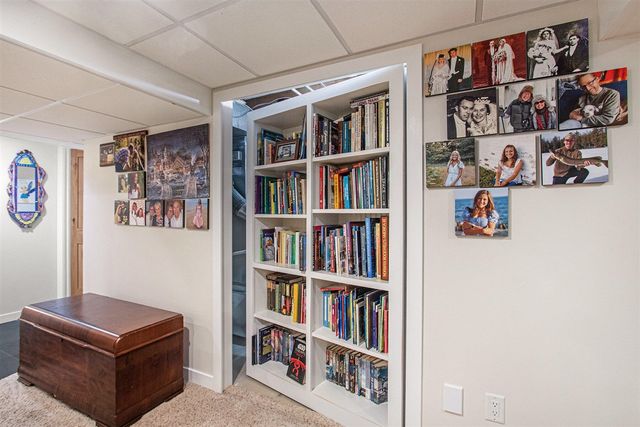 89 S Division Avenue, Holland, MI 49424