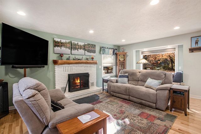 89 S Division Avenue, Holland, MI 49424