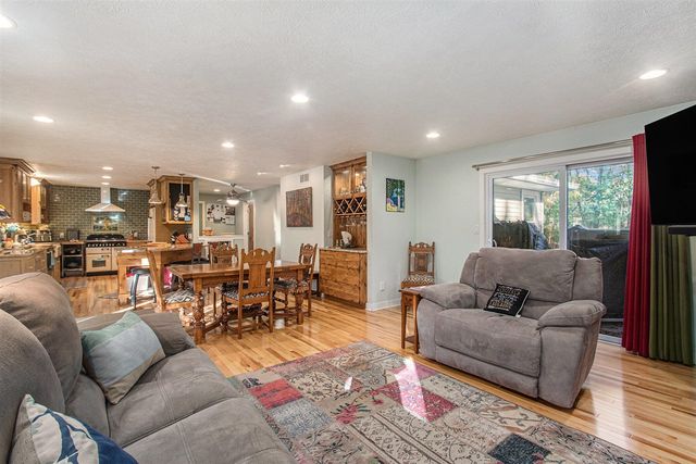 89 S Division Avenue, Holland, MI 49424