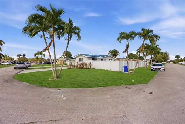 1101 NW 86th Ter, Pembroke Pines, FL 33024