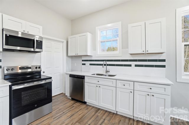 9067 Mccray Farms Drive, Hickory, NC 28601