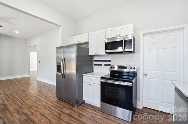 9067 Mccray Farms Drive, Hickory, NC 28601