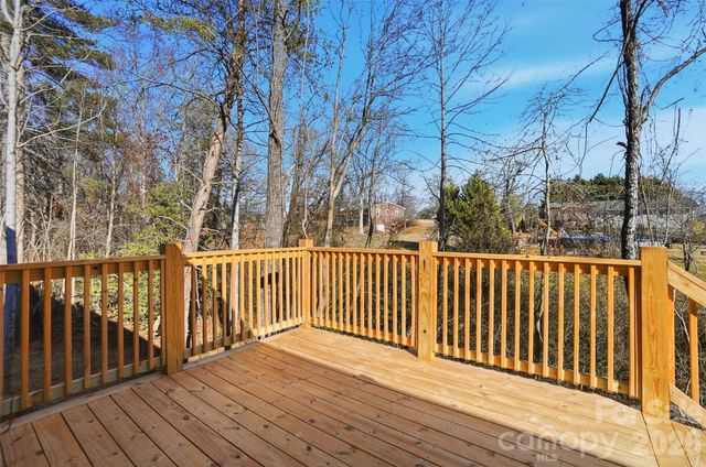 9067 Mccray Farms Drive, Hickory, NC 28601