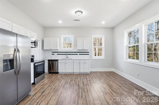 9067 Mccray Farms Drive, Hickory, NC 28601