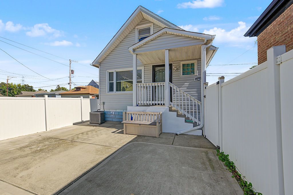 13029 S Houston Avenue, Chicago, IL 60633