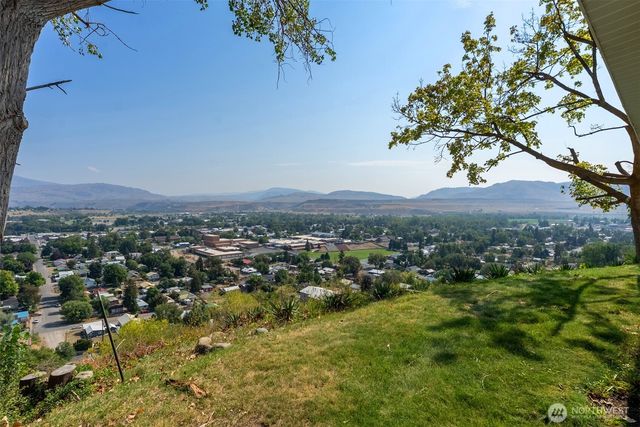14 Dalton Road, Omak, WA 98841