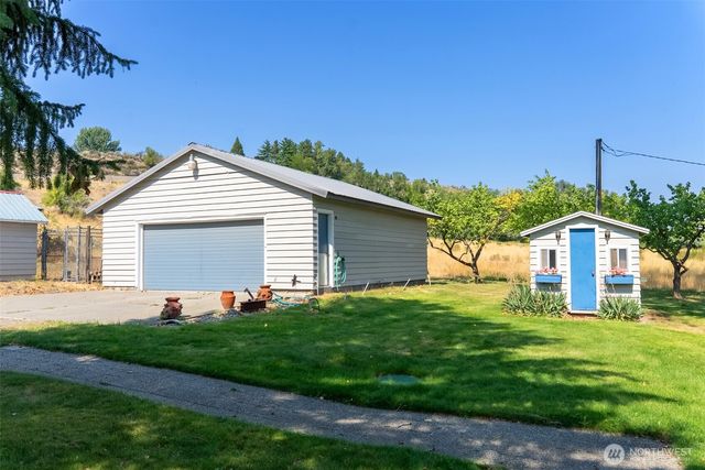 14 Dalton Road, Omak, WA 98841