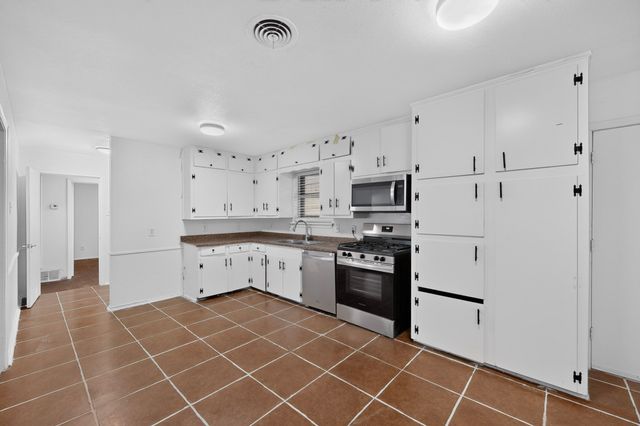 8636 Greenmound Avenue, Dallas, TX 75227