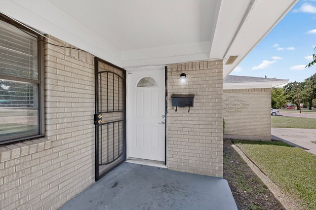 8636 Greenmound Avenue, Dallas, TX 75227