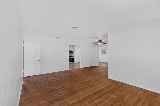 8636 Greenmound Avenue, Dallas, TX 75227