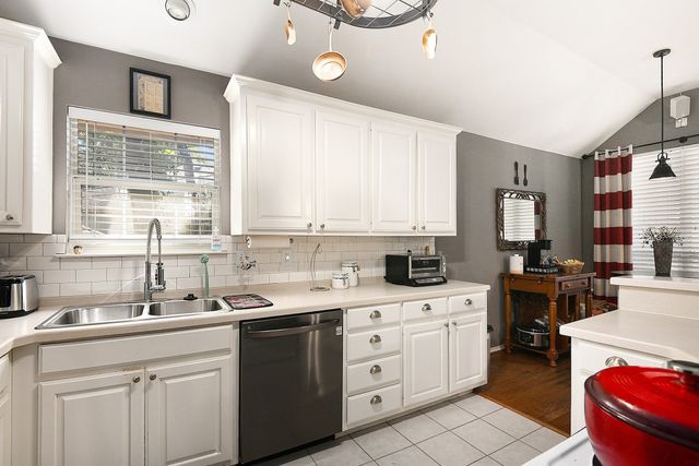 5924 Canberra Lane, Arlington, TX 76017