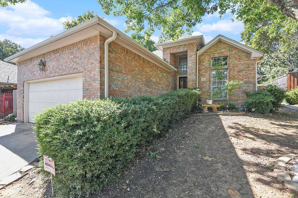 5924 Canberra Lane, Arlington, TX 76017