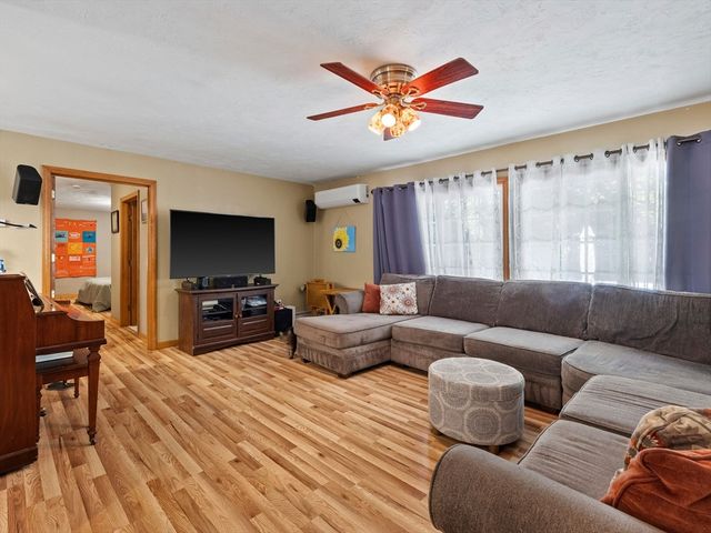 750 Northfield Rd, Lunenburg, MA 01462