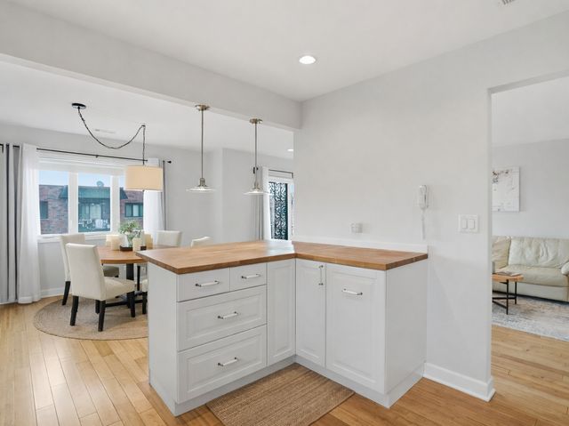 9332 Landings Lane 604, Des Plaines, IL 60016