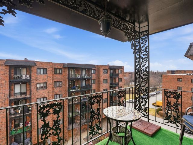 9332 Landings Lane 604, Des Plaines, IL 60016