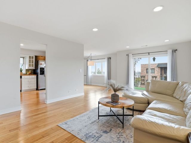 9332 Landings Lane 604, Des Plaines, IL 60016