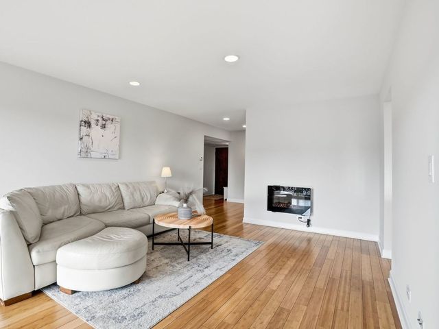 9332 Landings Lane 604, Des Plaines, IL 60016