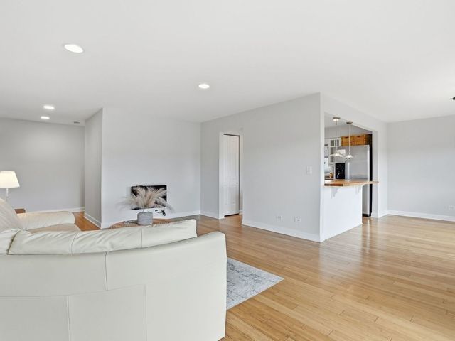 9332 Landings Lane 604, Des Plaines, IL 60016