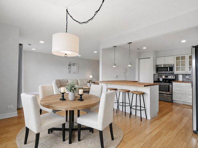 9332 Landings Lane 604, Des Plaines, IL 60016